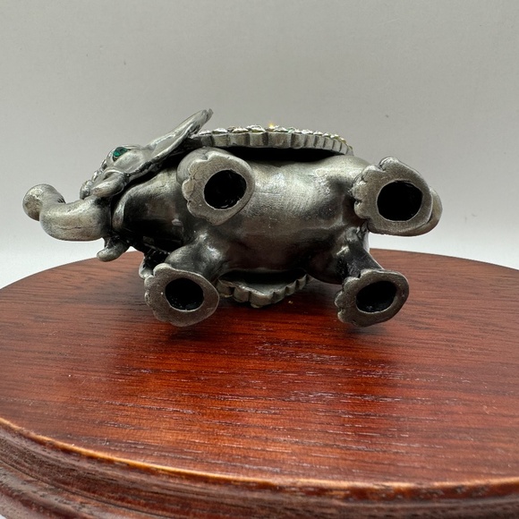 Elephant enamelled pewter trinket box. Austrian crystal w/ magnetic closure. - Picture 7 of 9